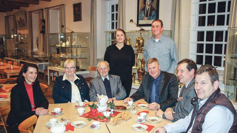In geselliger Runde mit einem Jubilar: Melanie Nonte (CDU-Kreisvorsitzende), Hildegard Hinderks (CDU-Stadtverbandsvorsitzende), Franz Marheinecke (CDU-Mitglied seit 50 Jahren), Frauke Bock, Reinhard Schüür (beide CDU-Ratsmitglieder), Landtagsabgeordneter Ulf Thiele, Martin Ihering (CDU-Stadtverband) und Andreas Groen (CDU-Ratsmitglied). © Foto: CDU