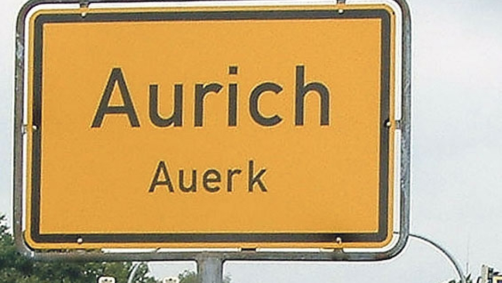 In Aurich gibt es die zweisprachigen Ortsschilder schon seit 2004, hier präsentiert von der damaligen Bürgermeisterin Sigrid Griesel. © Archivfoto: Hartmut Dirks (dpa)