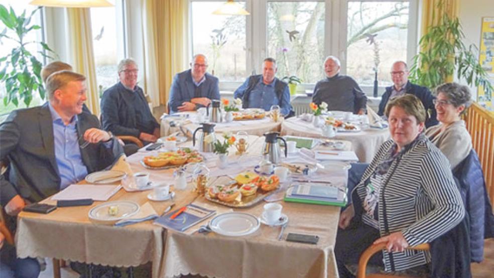 Gäste beim »Luv up«: (von links) Ulf Thiele, Simone Schonvogel (verdeckt, Wahlkreisbüro Ulf Thiele), Ento Wübbena, Bürgermeister Hans-Peter Heikens, Helmut Plöger, Konrad Kruse, Peter Rösing (Vorstandsmitglied Luv up), 1. Kreisrätin Jenny Daun und Johanne Modder.  © Foto: privat