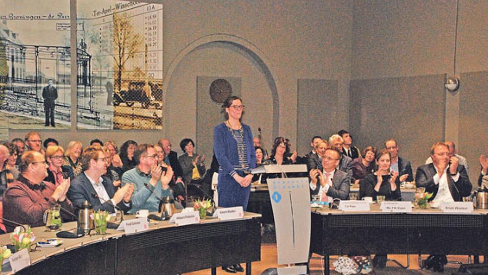 Im vollbesetzten Ratssaal »Halte Democratie« der Gemeinde Oldambt hielt Cora-Yfke Sikkema ihre erste Rede. © Foto: Kuper