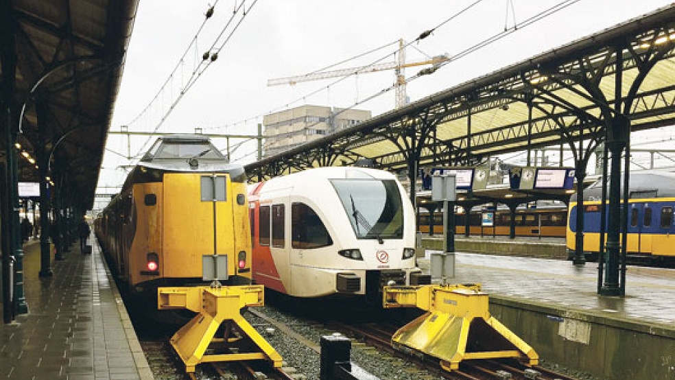 Die gelben Intercity-Züge der Niederländischen Eisenbahn, hier im Bahnhof in Groningen neben einem Arriva-Zug nach Weener, sollen schneller nach Den Haag fahren. © Foto: Kuper