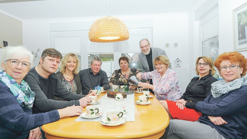 Gemeinsam am Tisch: Das Ensemble der Heimatbühne Bingum freut sich auf die neue Spielzeit. © Foto: Wolters