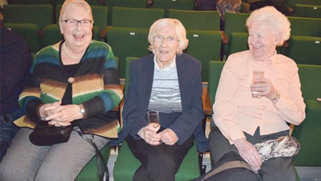 Senioren lachen Tränen beim plattdeutschen Theater in Weener