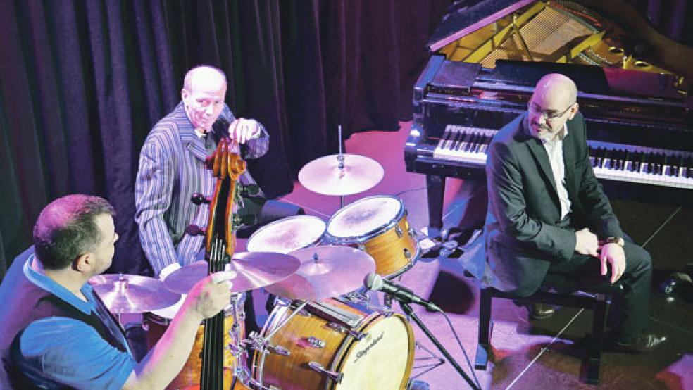 Schlagzeuger Peter Müller sorgte gemeinsam mit dem Kontrabassisten Danni Gugolz und Frank Muschalle auf dem Klavier für ein mitreißendes Spiel. © Fotos: Ammermann