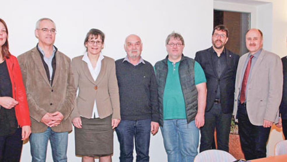 Den Kirchenkreisvorstand des lutherischen Kirchenkreises Emden-Leer bilden (von links): Superintendentin Christa Olearius (Leer), Hartmut Dübbel (Leer-Logabirum), Martina Welling (Pewsum), Hans-Georg Hunger (Emden), Wolfgang Vogelsang (Leer-Loga), Pastor Thomas Jäckel (in Emden und Leer tätig), Pastor Sven Grundmann (Holtland) und Pastor Christoph Jebens (Emden). Auf dem Foto fehlen Monika Fricke (Leer-Loga) und Jens Lüning (Stiekelkamperfehn). © Foto: Dübbel (Kirchenkreis)