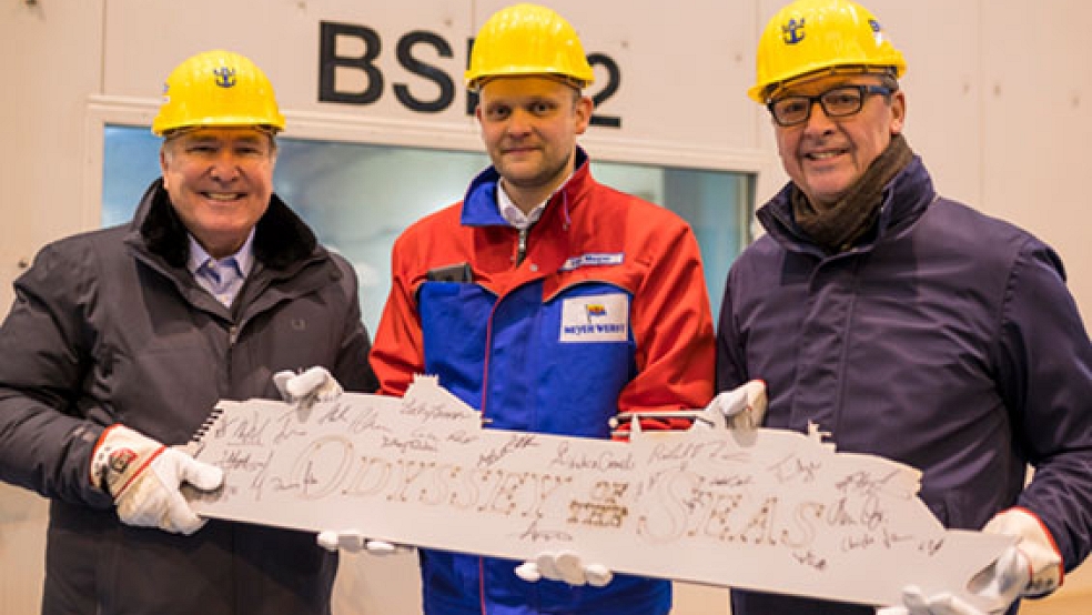 Richard Fain, Tim Meyer und Michael Bayley starteten gestern auf der Meyer Werft in Papenburg den Stahlbau für ein weiteres Schiff für die US-Reederei Royal Caribbean International. © Foto: Meyer Werft