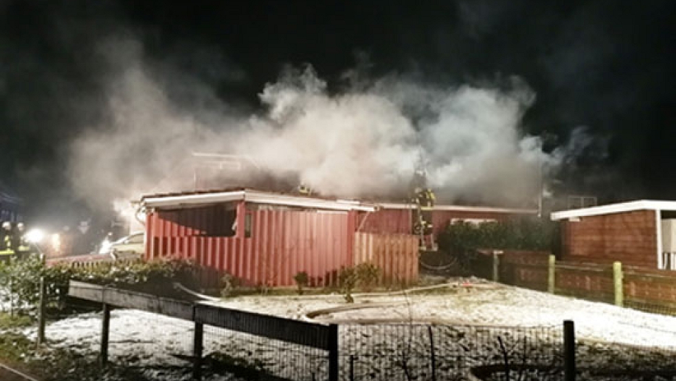 Als die ersten Einsatzkräfte in der Nacht zu heute am Brandort eintrafen, stand das Wohnhaus in Großheide mit diversen Anbauten bereits in Vollbrand. © Foto: Kreisfeuerwehr Aurich