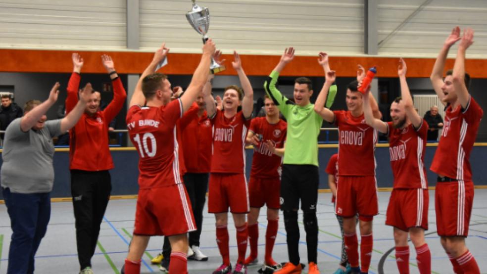 Die Bunder Spieler hatten nach einem starken Finale allen Grund zum Jubeln, als Keno Schmidt den Pokal in die höhe Streckte. © Hilbrands