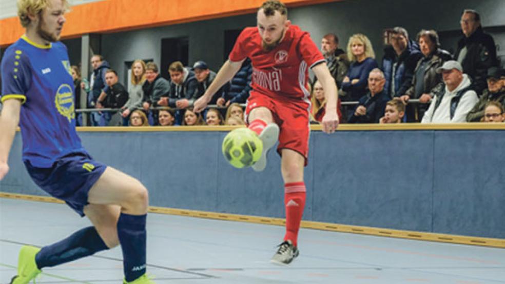 Künstlerisch wertvoll, am Ende aber erfolglos. Bundes Vladislav Bertram (rechts) brachte den Ball nicht im Gehäuse des TuS Weener unter. Mario Fokken kam einen Schritt zu spät. © 