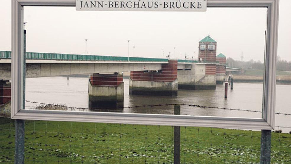 Auf der Emsbrücke bei Bingum sollen modernere Kameras zur Verkehrsüberwachung installiert werden. © Foto: Szyska