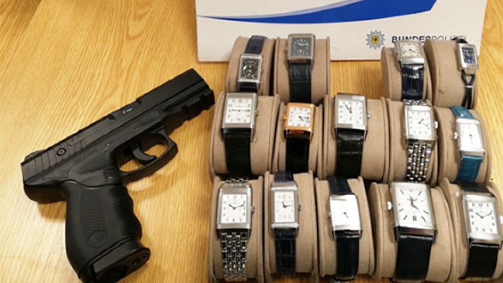 Diese Softair-Pistole sowie diverse hochwertige Uhren aus einem Überfall fanden Beamte der Bundespolizei bei der Kontrolle eines 34-Jährigen in Bunde. © Foto: Bundespolizei