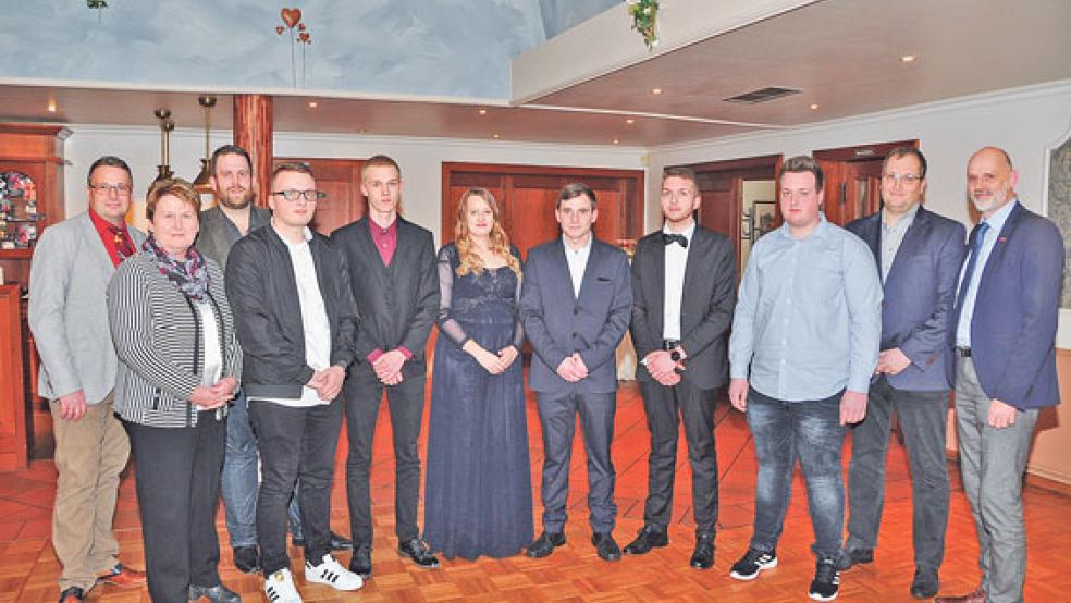 Die frischgebackenen Jung-Gesellen aus dem Rheiderland. Zu den ersten Gratulanten gehörten unter anderem die SPD-Landtagsabgeordnete Johanne Modder (2. von links), Innungsmeister Markus Wilken (3. von links) und Thorsten Tooren, Geschäftsführer der Kreishandwerkerschaft LeerWittmund (rechts). © Fotos: Wolters