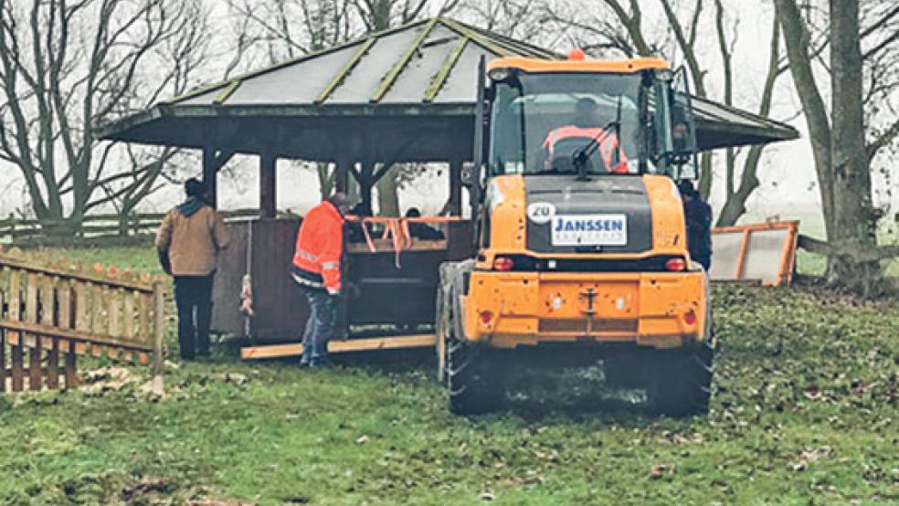 Mithilfe eines Radladers wurde die Holzkonstruktion auf Achsen gestellt, damit sie an ihren neuen Platz gerollt werden konnte.  © Foto: Hink