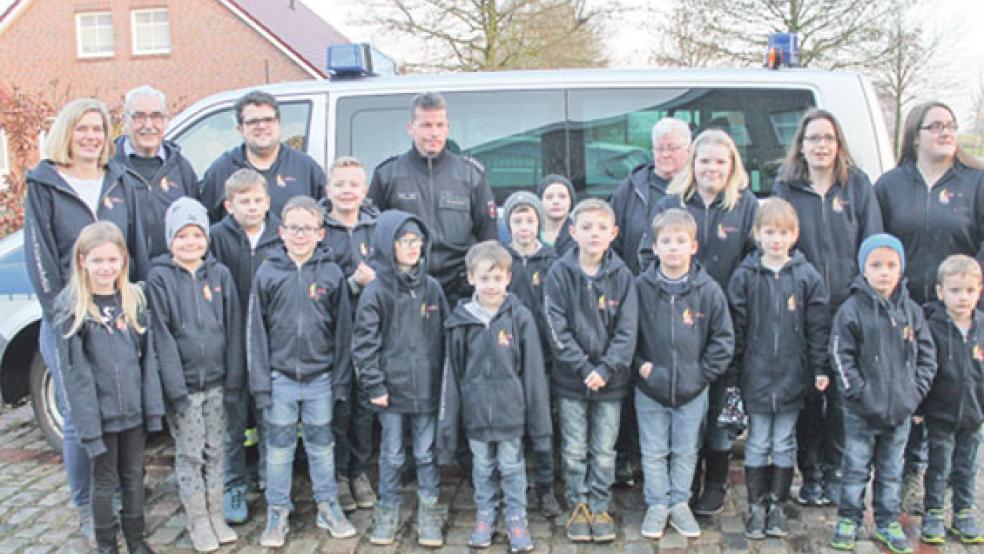 Gemeinsam mit Kinderfeuerwehrwart Timo Abbas und Polizeihauptkommissar Ralf Hickmann (Dritter und Vierter von links) durften die Kinder auch einen Blick in das Polizeiauto werfen. © Foto: Rand