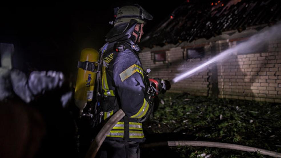 Die Feuerwehr war mit elf Fahrzeugen und rund 60 Einsatzkräften vor Ort. © Symbolfoto: Klemmer