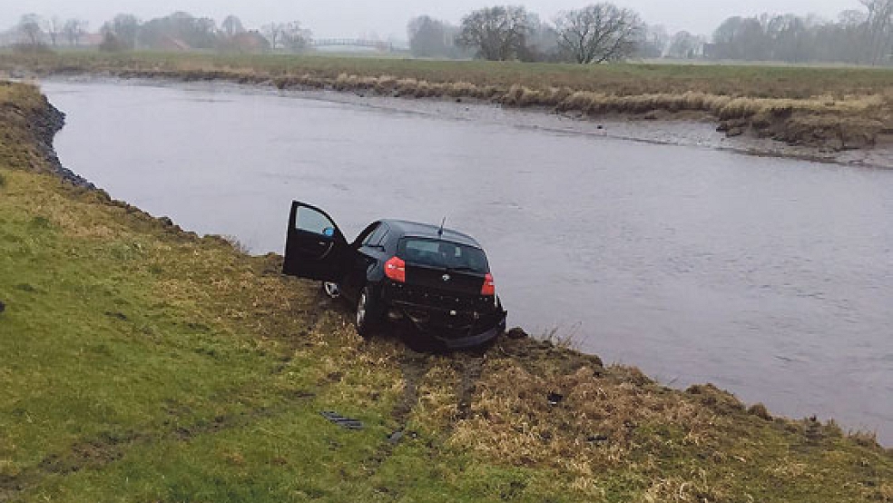 Der BMW kam direkt am Ufer der Leda zum Stillstand. © Foto: Polizei