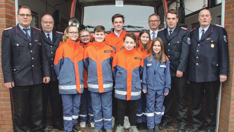 Zur Hauptversammlung konnte der Stapelmoorer Feuerwehr-Nachwuchs auch (von links) Stadtbrandmeister Jörg Fisser und seinen Stellvertreter Gerhard Kuper sowie (von rechts) Stadtjugendfeuerwehrwart Ewald Freese, Jugendfeuerwehrwart Dennis Modder und den stellvertretenden Bürgermeister Helmut Geuken begrüßen. © Foto: Rand (Feuerwehr)