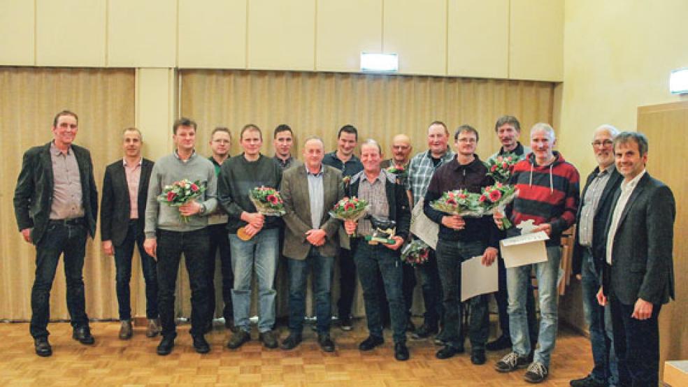 Auf der Hauptversammlung des Milchkontrollvereins Rheiderland Süd wurde Reinhard Schüür aus Ferstenborgum (links) zum Vorsitzenden gewählt. Das Foto zeigt ihn mit (von links) Alfons Fübbeker, Menno Nagel, Hendrik Steenblock, Wilfried Jütting, Heiner Janssen, dem VOSt-Aufsichtsratsvorsitzenden Bernhard Berends, Heiko Berlin, Meenhard Meinders, Reent Troff, Lambert Siemens, Ludger Borchers, Theus Troff, Jan-Peter Martini und Heinz Loerts sowie Dr. Ernst Boelsen vom Landeskontrollverband Weser-Ems. © Foto: Milchkontrollverband