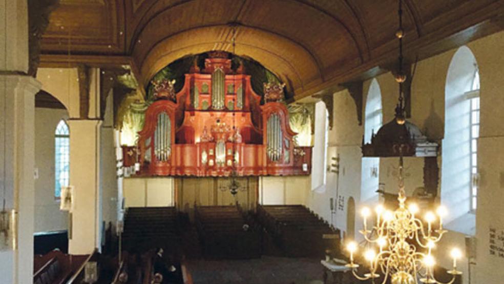 Die Farbigkeit des Gehäuses mit dem teilweise vergoldeten Schnitzwerk und der grüne »Vorhang« der Orgel sind ein Kontrast zu dem schlichten Inneren der Georgskirche. © 