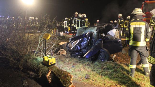 Feuerwehr befreit Fahrer aus Wrack