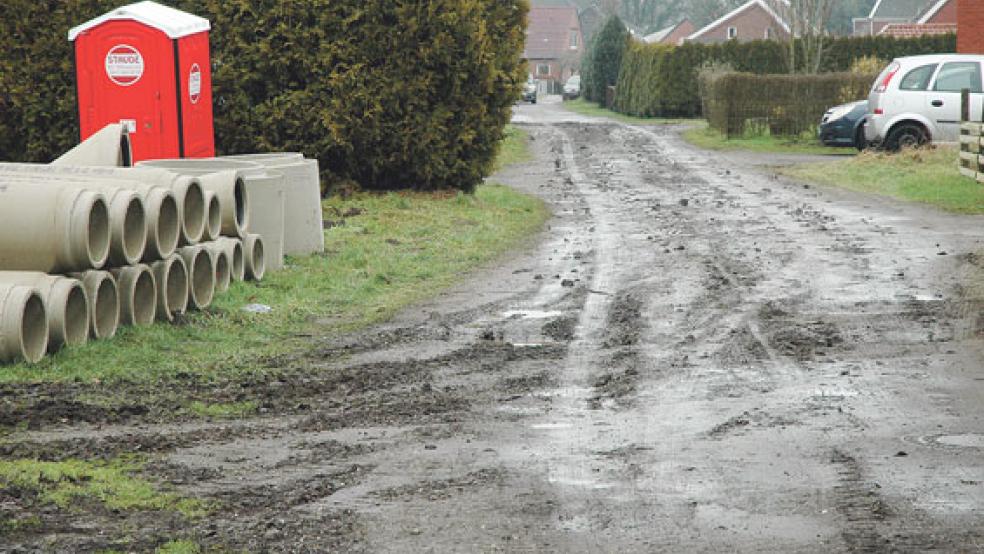 Die Rohrleitungen für die Entwässerung liegen schon bereit. Im Achterweg in Bunde haben gestern die Arbeiten für den Ausbau der Schotterstraße begonnen. Spätestens bis zum Jahresende soll alles fertig sein. © Foto: Szyska