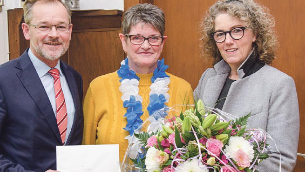 Die »dienstälteste« Mitarbeiterin der Firma Risius geht von Bord. Johanne Waldecker (Mitte) war 45 Jahre im Unternehmen tätig. Dank und Respekt zollten Verlegerin Margarethe Lindemann und Geschäftsführer Bernd Lindemann. © Foto: Hanken