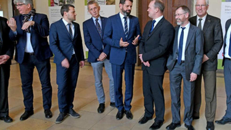 Niedersachsens Umweltminister Olaf Lies (SPD, Mitte) sprach heute mit den Bürgermeistern der sieben ostfriesischen Inseln und dem Nationalparkleiter Peter Südbeck (Vierter von links). Bei dem Gespräch mit den Bürgermeistern Georg Lübben (Borkum), Tjark Goerges (Juist), Frank Ulrichs (Norderney), dem Nationalparkleiter Peter Südbeck, Olaf Lies, Berthold Tuitjer (Baltrum), Uwe Garrels (Langeoog), Matthias Piszczan (Spiekeroog) und Marcel Fangohr (Wangerooge, von links) ging es um die Kritik der Inselgemeinden an Naturschutz-Vorgaben. © Foto: Hollemann (dpa)