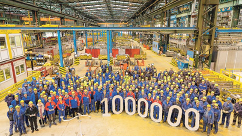 Im Rohrzentrum der Meyer Werft wurde das millionste Rohr produziert. Darüber freuen sich Jörg Heidelberg, Bernard Meyer und Darko Cvoro mit den Beschäftigten. © Foto: Wessels (Meyer Werft)