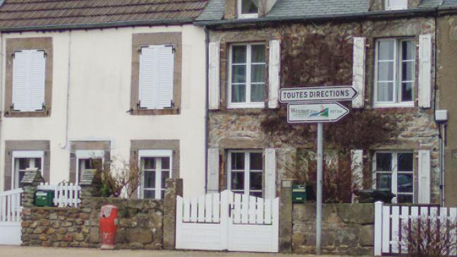 Schild in Les Pieux zeigt Weg nach Weener an