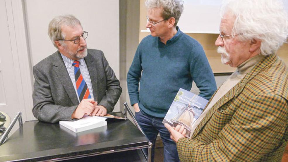 »Wir müssen dringend Konzepte entwickeln, um unsere wertvollen Kulturschätze zu erhalten«, sagt der Autor und Denkmalpfleger Hermann Schiefer (links).  © Foto: Jürgens