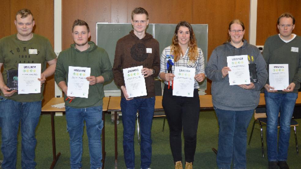 Die Sieger des Berufswettbewerbes an der BBS: Der Weeneraneer Björn Gersema, Timo Lölling, Benedikt Golchert, Geske Lühring, Anja Rosendahl und Tobias Goemann. © Ziegler