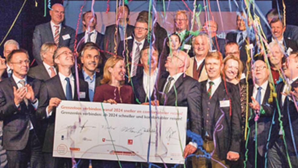 Jubel und Freude über den vereinbarten Kooperationsvertrag. Auch die Rheiderländer Bürgermeister Gerald Sap (Bunde) und Ludwig Sonnenberg (Weener) wohnten der bunten Feierstunde in Winschoten bei. © Foto: privat