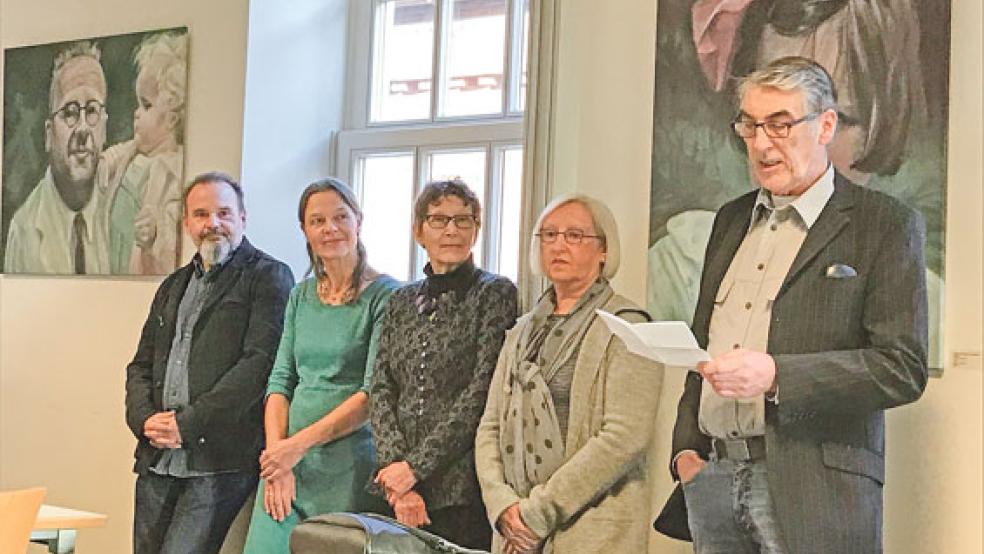 »Die vier Neuen« bei der Eröffnung der Ausstellung in Leer. Im Bild von links: Michael Guinand, Heidrun Prost-van Schuijlenburg, Hielkje van Damme, Gisela Lücht und - bei seiner Einführung - BBK-Vorsitzender Hartmut Bless. © Foto: privat