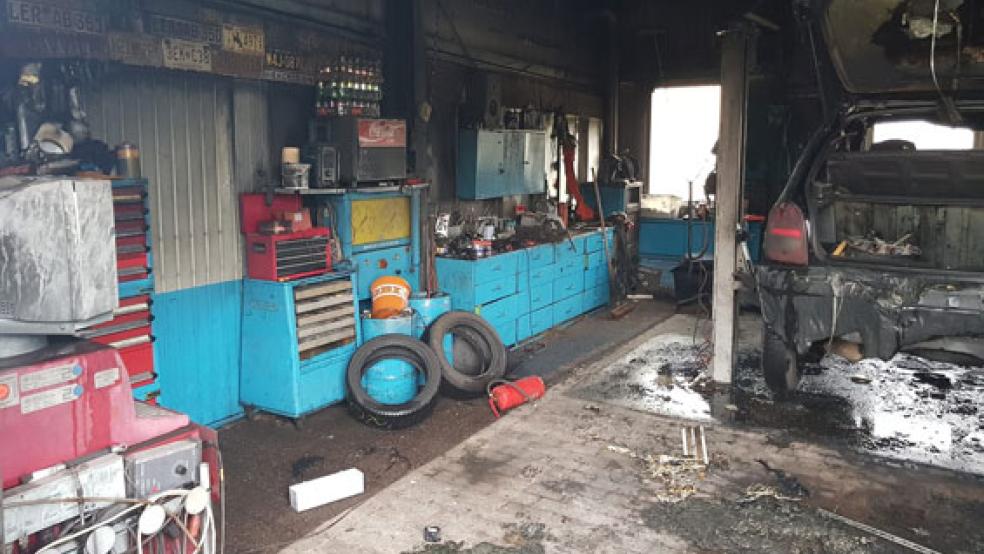 In dieser Werkstatt bracht der Brand an einem Pkw aus. © Foto: Kreisfeuerwehr
