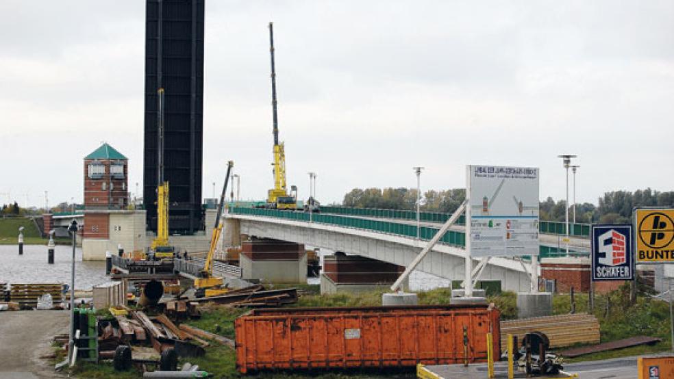 Die Emsbrücke bei Bingum bekam 2008/2009 eine zweite Klappe zur Verbreiterung der Schiffsdurchfahrt. © Archivfoto: Szyska