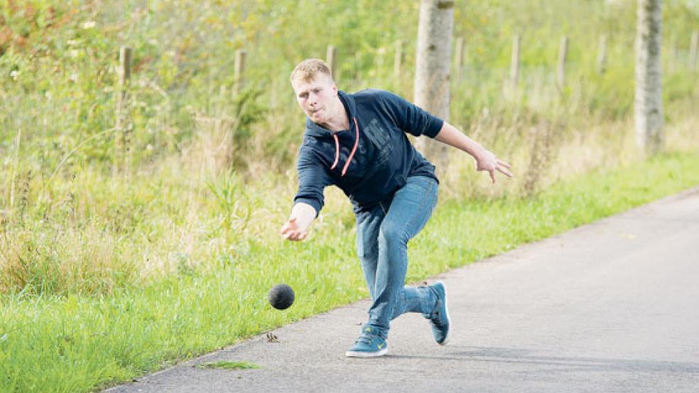 Der Möhlenwarfer Fußballer Nico Markus hat hier alles richtig gemacht: Bei guter Sicht ist boßeln natürlich erlaubt - anders als bei schlechtem Wetter. © Archivfoto: RZ