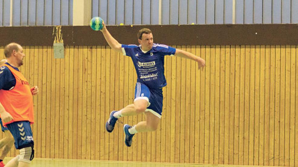 Johannes Kampen und seine TuS-Teamkameraden kamen viel zu oft so frei zum Wurf.  © Foto: Ostendorp