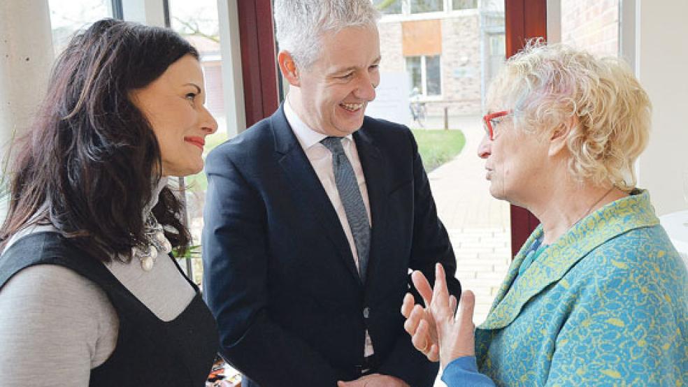 Ehrenvorsitzende Gretel Bluhm-Janssen (rechts) im Gespräch mit der CDU-Bundestagsabgeordnete Gitta Connemann und dem Leeraner Landrat Matthias Groote. © Fotos: Ammermann