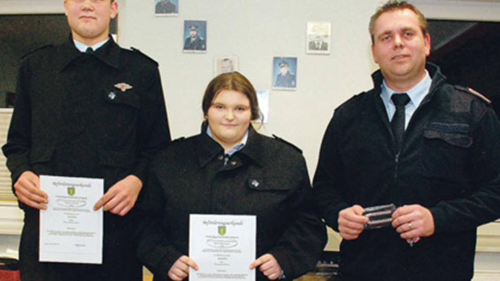 Ortsbrandmeister Jan Remmers (rechts) überreichte Tammo Smidt und Nane Niemeyer die Urkunden und Schulterstücke für die Ernennung zum Feuerwehrmann beziehungsweise zur Feuerwehrfrau. Es fehlen Florian Diederichs und Sandra Lambrecht, die ebenfalls ernannt wurden. © 