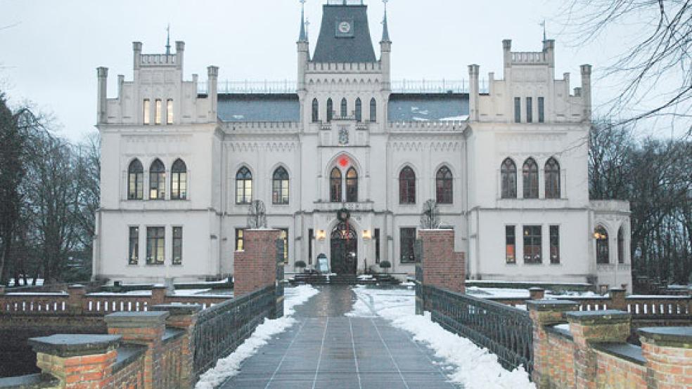 Rund um das Schloss Evenburg in Leer-Loga werden heute und an den kommenden Tagen Pflegearbeiten an den Bäumen durchgeführt. © Foto: Szyska