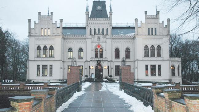 Baumpflegearbeiten an der Evenburg