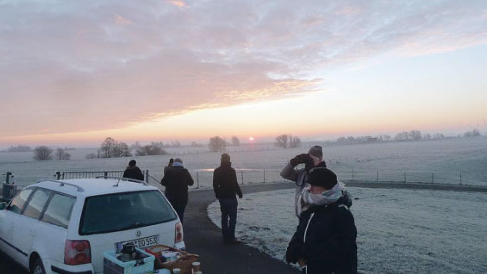 Beim »Frühstück mit den Wildgänsen« im Januar konnte der Sonnenaufgang am Kiekkaaste beobachtet werden. »Eine echte Konkurrenz zu den startenden Gänsen auf der anderen Seite«, so Naturführerin Agnes Ratering. © Foto: NABU