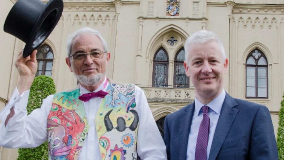 Aus gesundheitlichen Gründen hat Festivalleiter Harald Böhlmann (links) das »Kleine Fest« im Evenburg-Park für 2019 absagen müssen. Auch die Veranstaltung in Sögel fällt aus. Landrat Matthias Groote (rechts) kündigt an, dass es auf jeden Fall weitere Kulturveranstaltungen an der Evenburg geben soll. © Hanken