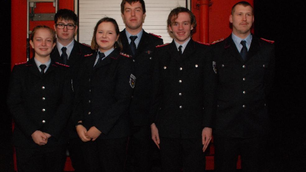 Befördert wurden (von links) Anna Koops (Feuerwehrfrau), Jannik Pals (Feuerwehrmann), Janna Schmehl (Hauptfeuerwehrfrau), Thomas Müller (Oberfeuerwehrmann), Timo Röskens (Oberfeuerwehrmann) und Wilco Riemeyer (Hauptfeuerwehrmann). Auf dem Foto fehlt Marcel Haan, der zum Oberfeuerwehrmann befördert wurde. © Kuper