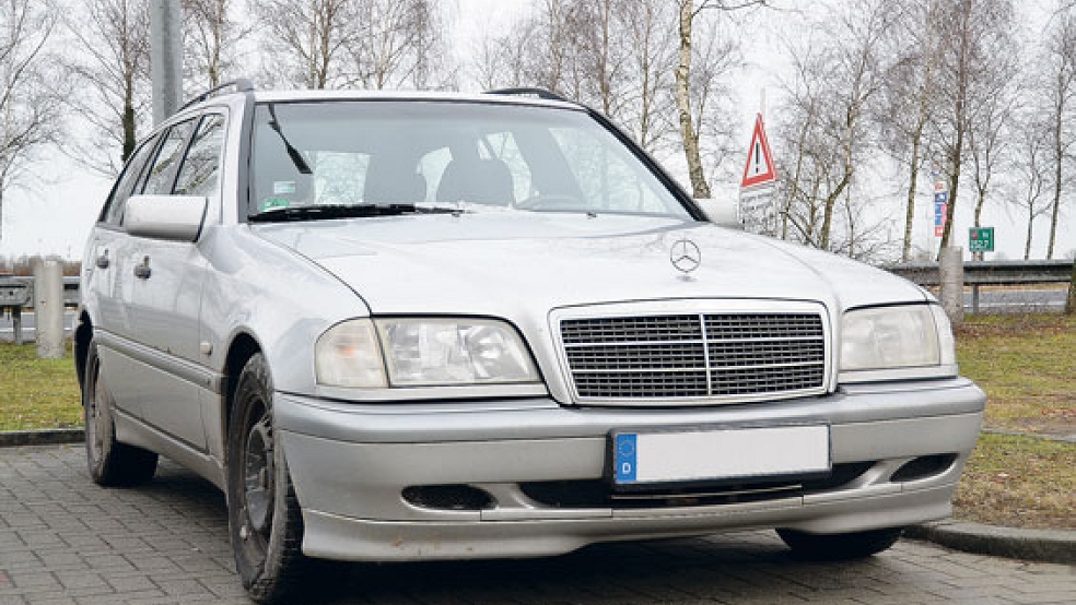 Diesen Mercedes Benz, der in der Gemeinde Wiefelstede im Kreis Ammerland gestohlen worden war, stellten Bundespolizisten nach einer Kontrolle in Möhlenwarf sicher. © Foto: Bundespolizei