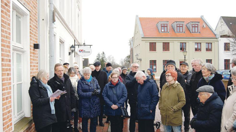 Gerda Pruin (links) erinnerte an der Norderstraße 79 an die Geschichte der Familie de Jonge. Vorne rechts Albrecht Weinberg, Dritter von rechts Hauseigentümer Günter Prahm.  © Foto: Hoegen