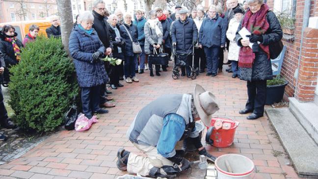 Zwölf »Stolpersteine« in Weener verlegt