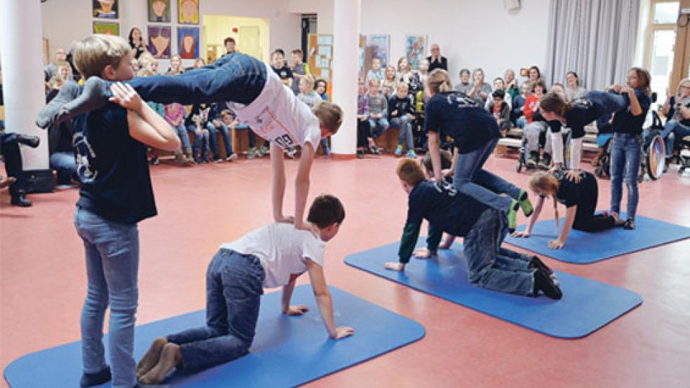 Die Kinder AG »Akrobatik« führte einige Kunststücke vor. © Fotos: Ammermann