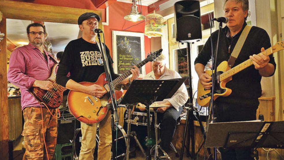 Die Bluesband »Mojo Deluxe« feierten ihre Premiere in Ditzum: (von links) Claus Rommel, Rolf Möhring, Stephan Wesels und Friedrich Bode. © Fotos: Ammermann