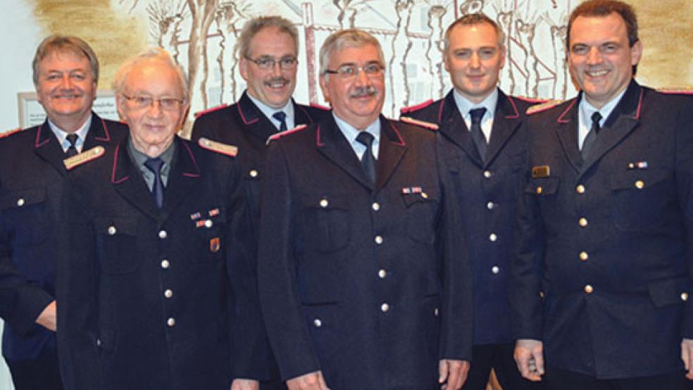 Fünf Generationen Heester Ortsbrandmeister auf einen Blick: (hintere Reihe, von links) Helmut Steinfelder, Tobias Stirler und Matthias Lauts sowie die beiden Ehrenortsbrandmeister (vorne, von links) Albert Smidt und Theo Klinkenborg mit Kreisbrandmeister Johann Waten. © 